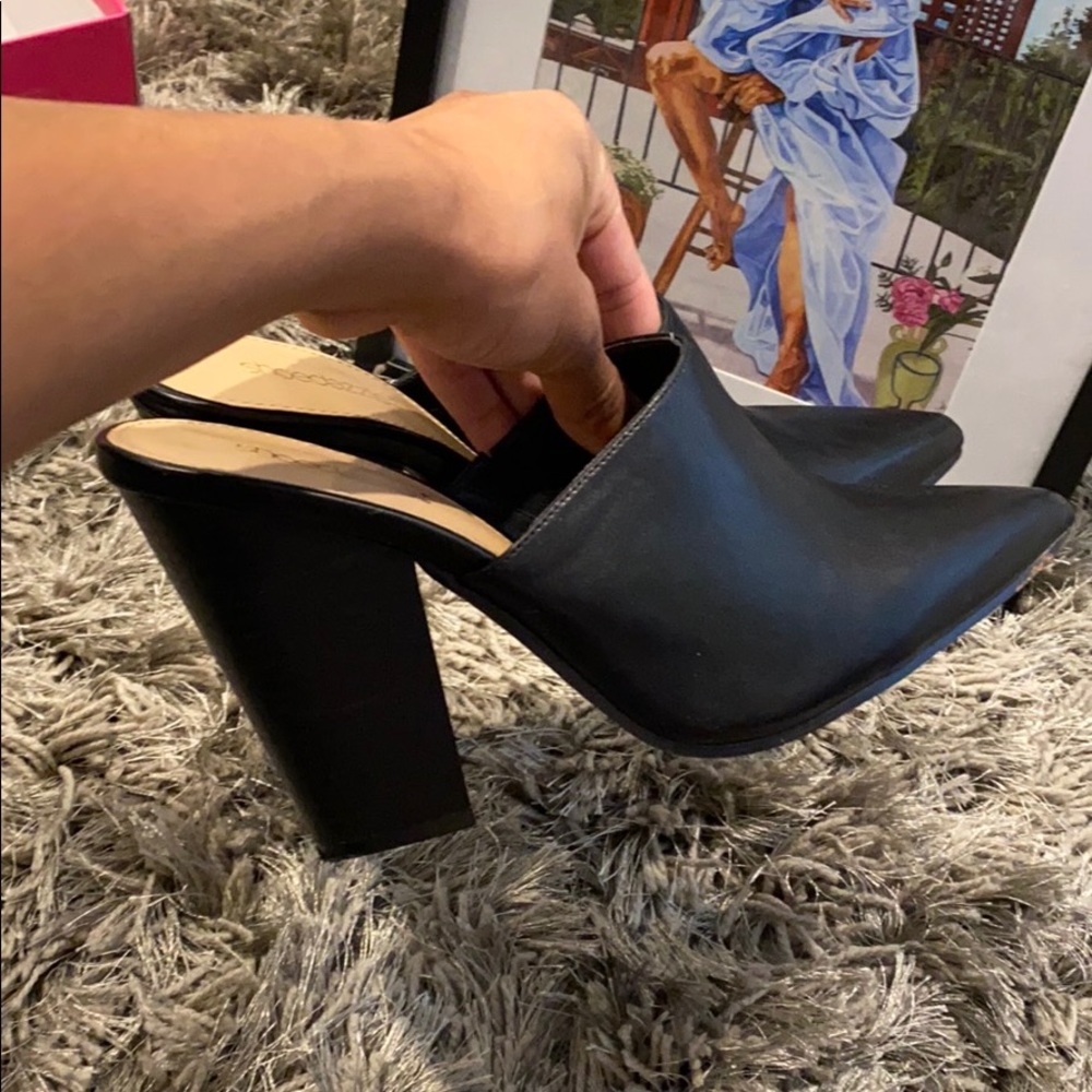 Black Pumps